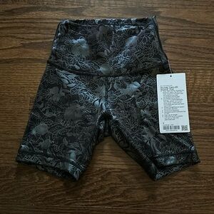 Lululemon NEW WITH TAGS - Wunder Train Short - Foil Pattern - Size 2!